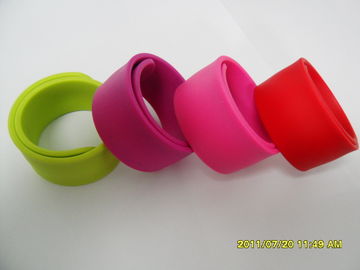 Pink / Green / Red / Blue Custom Rubber Silicone Bracelets Wristbands For Kids